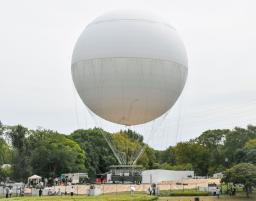　仁徳天皇陵古墳（奥）近くの大仙公園から浮かび上がったガス気球＝３日午後、堺市（共同通信社ヘリから）