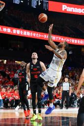 　Ａ東京戦でプレーする宇都宮のニュービル（右）＝トヨタアリーナ東京