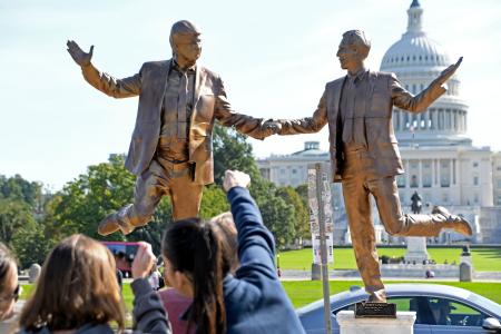 　設置されたトランプ米大統領と富豪エプスタイン氏の像＝３日、ワシントン（共同）