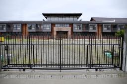 　学校法人「森友学園」が計画していた小学校の校舎が残る大阪府豊中市の国有地＝４日午前