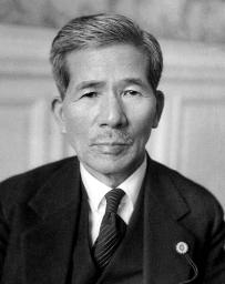 　自民党の新総裁に高市早苗氏が選出されたことを受け、取材に応じる石破首相＝４日、首相公邸