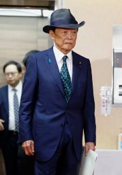 　自民党の鈴木俊一総務会長、麻生太郎元首相
