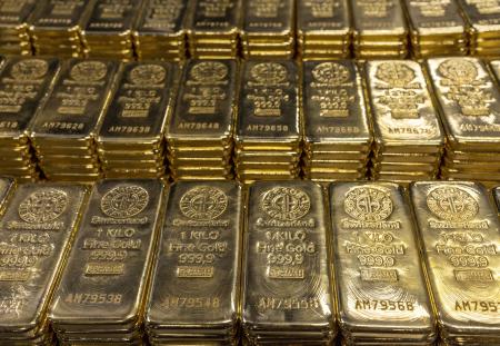 　スイスの精錬所に並ぶ金の延べ棒＝２０２２年７月（ロイター＝共同）