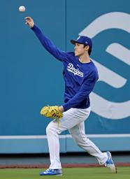 　記者会見で質問に答えるドジャースのロバーツ監督＝ロサンゼルス（共同）