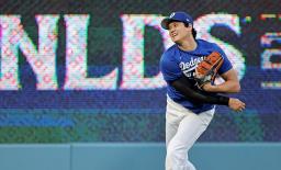 　記者会見で質問に答えるドジャースのロバーツ監督＝ロサンゼルス（共同）