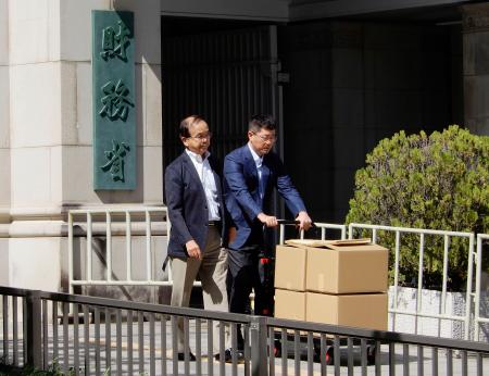 　開示文書を受け取り財務省を出る赤木俊夫さんの妻雅子さんの弁護団＝８日午前