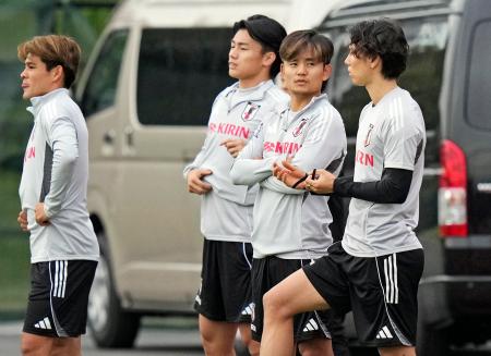 　パラグアイ戦に向けた練習に臨む久保（右から２人目）ら＝千葉市内