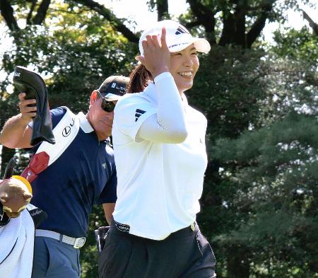 　練習ラウンドで笑顔を見せる渋野日向子＝東名ＣＣ