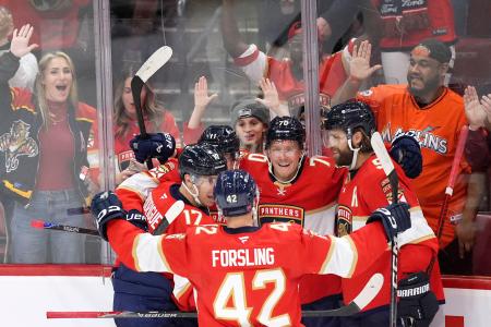 　ブラックホークス戦で勝ち越し点を挙げ、チームメートと喜ぶパンサーズのボクビスト（中央）＝サンライズ（ＡＰ＝共同）