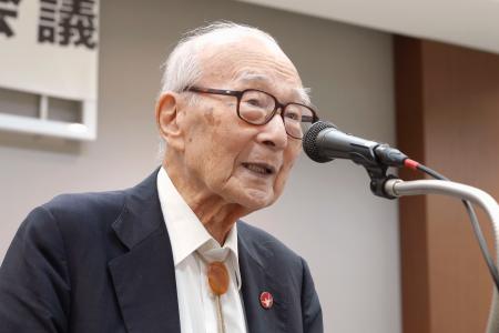 　被団協の全国都道府県代表者会議であいさつする田中熙巳代表委員＝８日午後、東京都内