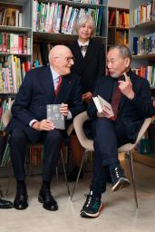 　「第４回日伊ことばの架け橋賞」を受賞した村上春樹さん（右）ら＝８日、東京都内（Ｌａｍｂｅｒｔｏ　Ｒｕｂｉｎｏ撮影）