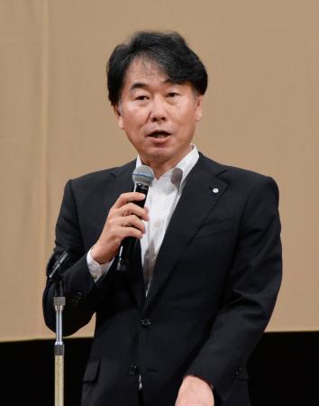 　マスコミ倫理懇談会の第６７回全国大会であいさつする福井新聞の吉田真士社長＝９日午前、福井市