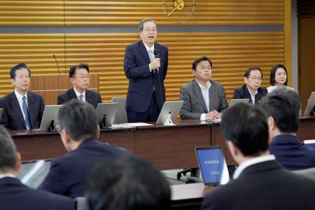 　公明党の中央幹事会で発言する斉藤代表＝９日午前、東京都新宿区の党本部