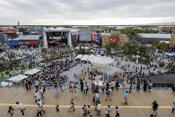 　インタビューに応じる大阪府の吉村洋文知事＝９日午後、大阪市中央区