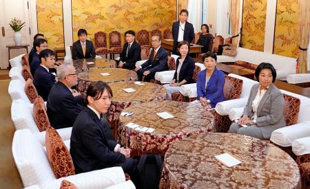 　協議に臨む野党各党の政策責任者ら＝９日午後、国会