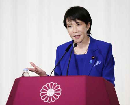 　４日、記者会見する自民党の高市総裁＝東京・永田町の党本部