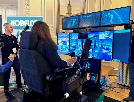 　ウクライナ・キーウ市に設けられた無人重機の操縦ブース＝９日（国交省提供）