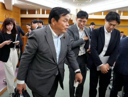 　記者団からの取材を終えて引き揚げる公明党の赤羽一嘉中央幹事会長＝９日夜、東京都新宿区の党本部