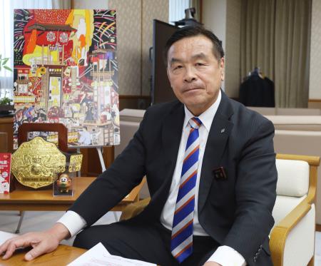 　インタビューに応じる石川県の馳浩知事