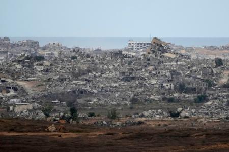　９日、破壊されたパレスチナ自治区ガザ北部＝イスラエル南部スデロトから撮影（共同）