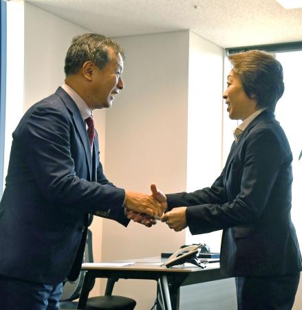 　ＪＯＣの橋本聖子会長（右）にあいさつに訪れたスポーツ庁の河合純一長官＝１０日、東京都新宿区