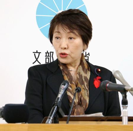 　記者会見する阿部文科相＝１０日午前、文科省