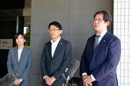 　佐賀県警への申し入れ後、取材に応じる県弁護士会の半田望弁護士（右）ら＝１０日午後、佐賀県警本部前