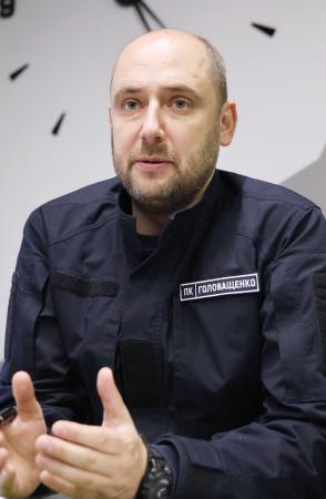 　インタビューに答えるウクライナ鉄道の旅客責任者、オレフ・ホロワシチェンコ氏＝キーウ（共同）