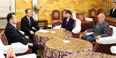 　会談に臨む自民党の高市総裁（中央右）と公明党の斉藤代表（同左）。右端は自民党の鈴木幹事長、左端は公明党の西田幹事長＝１０日午後、国会