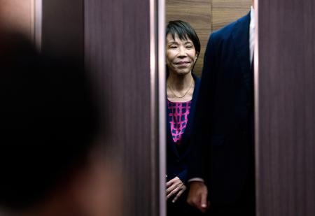 　自民党本部を出る高市総裁＝１０日午後、東京・永田町