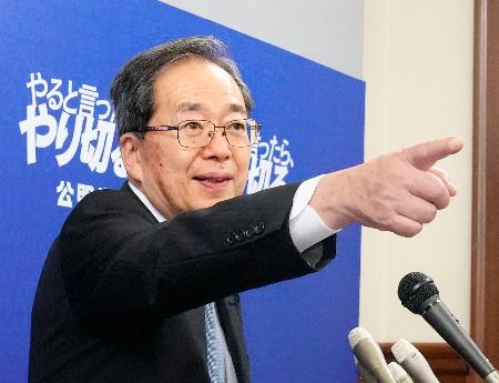 　記者会見で質問者を指名する公明党の斉藤代表＝１０日午後、国会