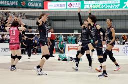 　大阪Ｍ―姫路　第２セット、スパイクを決める姫路・佐々木＝おおきにアリーナ舞洲