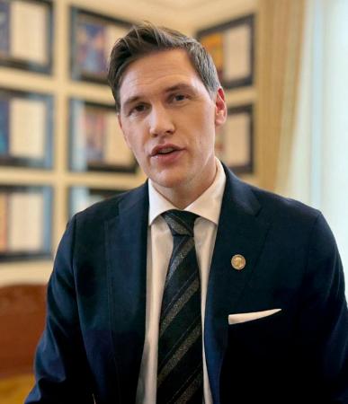 　１０日、単独会見に応じるノーベル賞委員会のフリードネス委員長＝オスロ（共同）