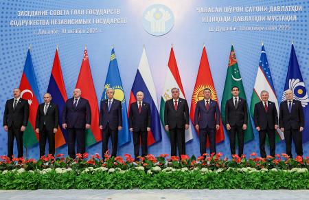　１０日、タジキスタン・ドゥシャンベで開催されたＣＩＳ首脳会議で、記念撮影するロシアのプーチン大統領（左から５人目）ら参加者（タス＝共同）