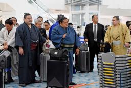 　大相撲ロンドン公演に向けて出発する横綱大の里＝１１日、羽田空港