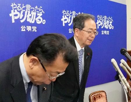 　１０日、自公党首会談後の記者会見を終えた公明党の斉藤代表（右）と西田幹事長＝国会