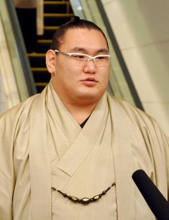 　大相撲のロンドン公演への出発前に、報道陣の取材に応じる横綱豊昇龍＝１２日、羽田空港