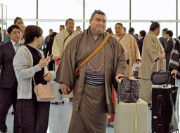 　大相撲のロンドン公演へ出発する小結高安（手前）ら＝１２日、羽田空港