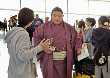 　大相撲のロンドン公演へ出発する伯桜鵬＝１２日、羽田空港