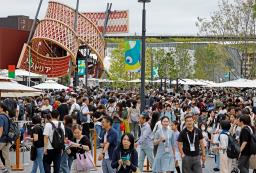 　大阪・関西万博会場の夜景＝１１日午後、大阪市此花区の夢洲