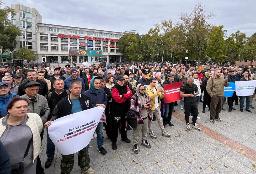 　１１日、ロシア極東ウラジオストクで開かれた廃物利用税引き上げに反対する集会で、メッセージを掲げる参加者（共同）