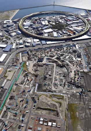 　大阪・関西万博の会場（上）に隣接するＩＲ予定地＝９月、大阪市此花区の夢洲