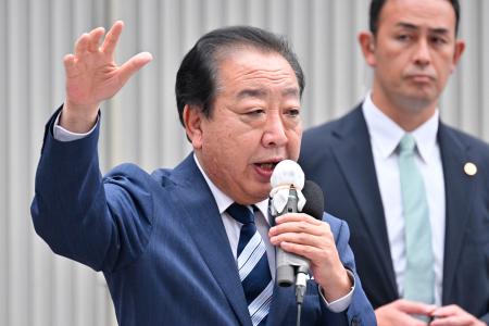 　横浜市で街頭演説する立憲民主党の野田代表＝１２日午後