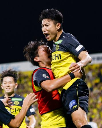 　柏―川崎　試合終了間際、チーム４点目のゴールを決め、大喜びの柏・細谷＝三協Ｆ柏