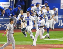 　８回日本ハム２死一、二塁、レイエスが右越えに逆転の２点打を放つ＝エスコンフィールド