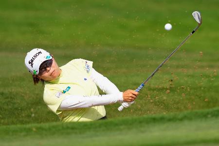 　最終ラウンド、１３番でバンカーショットを放つ勝みなみ。プレーオフで敗れて２位＝旗忠花園ＧＣ（共同）