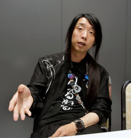 　インタビューに応じる落合陽一さん