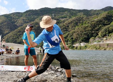 　「仁淀川国際水切り大会」の「チャンピオンシップ」部門で優勝の侯寧さん＝１２日午後、高知県いの町