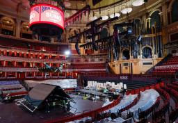 　大相撲ロンドン公演に向け準備が進む「ロイヤル・アルバート・ホール」の館内＝１２日、ロンドン（共同）