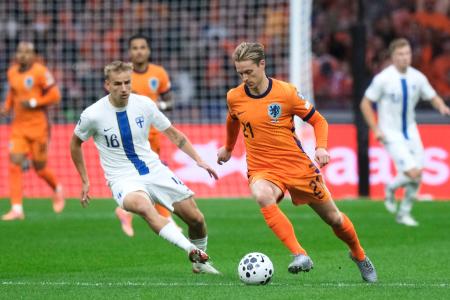 　攻め込むオランダの選手（右）＝１２日、アムステルダム（ＡＰ＝共同）